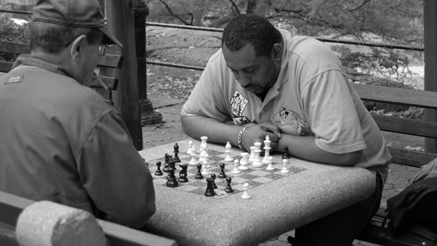 playing-chess-in-central-park.jpg.pagespeed.ce.YGFkmMoq7A